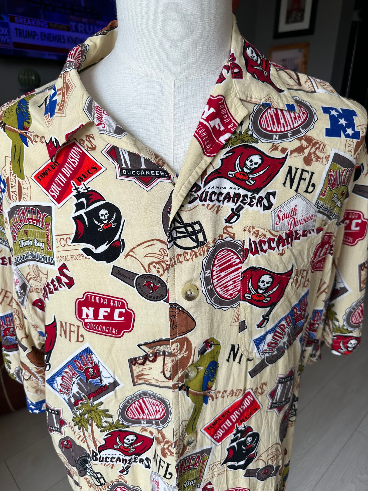 NFL Tampa Bay Buccaneers Mens Vintage Hawaiian Shirt*