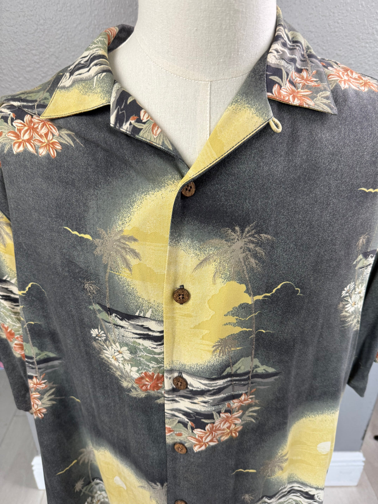 Tommy Bahama 100% Silk Hawaiian Short Sleeve Vintage Shirt Large*