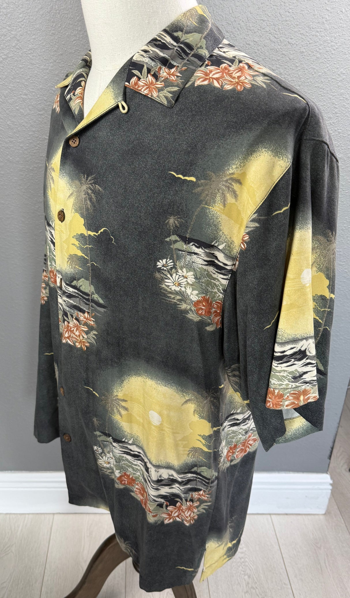 Tommy Bahama 100% Silk Hawaiian Short Sleeve Vintage Shirt Large*