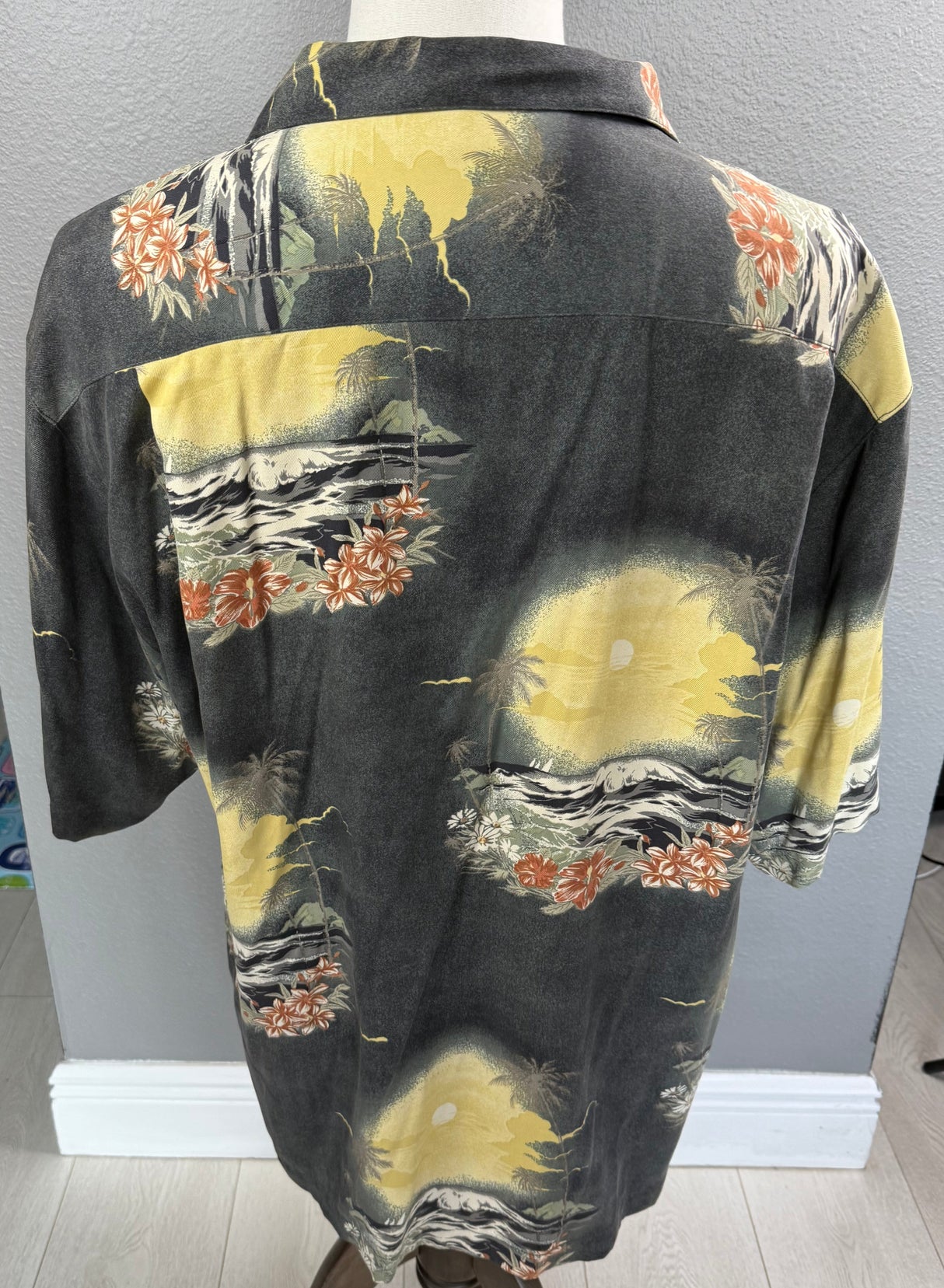 Tommy Bahama 100% Silk Hawaiian Short Sleeve Vintage Shirt Large*